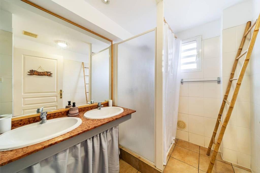 Jade - Appt 2 Chb - 4 Personnes - A 200 M Du Lagon De Saint-Pierre - Residence Avec Belle Piscine Et Parking Prive - Sur Le Front De Mer Et A 2 Pas Du Centre-Ville De St-Pierre Екстериор снимка